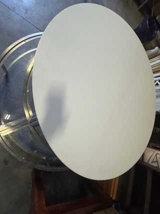 Mesa redonda de tienda con base metálica