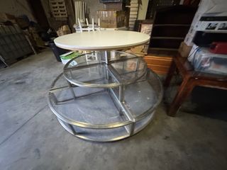 Mesa redonda de tienda con base metálica