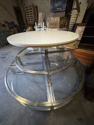 Mesa redonda de tienda con base metálica