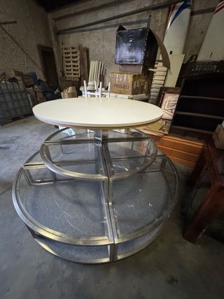 Mesa redonda de tienda con base metálica