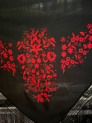 Mantón de Manila bordado