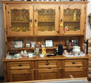 Mobile tirolese in pino con ante in vetro