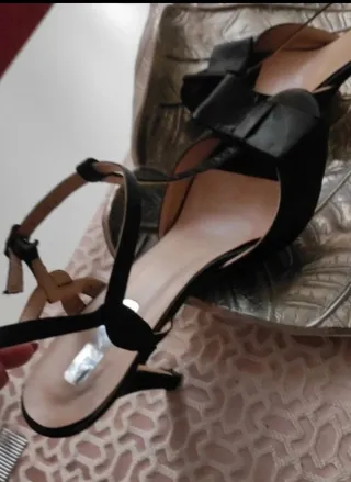 Zapatos de tacón negros de raso