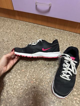 Deportivas Nike Negras y Rosas