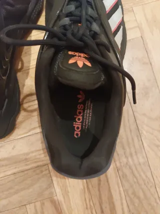 Zapatillas Adidas Negras y Naranjas