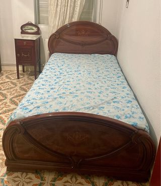 Conjunto de Cabecero, mesilla y armario antiguos