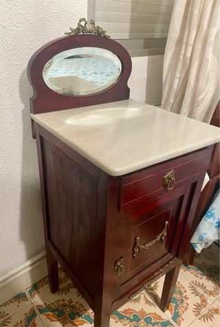 Conjunto de Cabecero, mesilla y armario antiguos