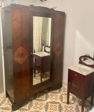 Conjunto de Cabecero, mesilla y armario antiguos