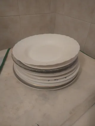 Juego de platos blancos y dorados