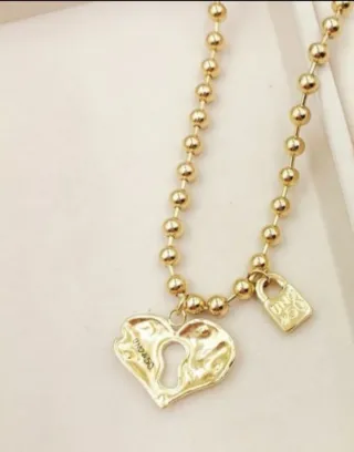 Collar Uno de 50 Corazón y Candado Dorado