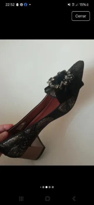 Zapato de fiesta ras negro, plata y dorado.