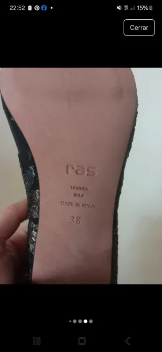 Zapato de fiesta ras negro, plata y dorado.