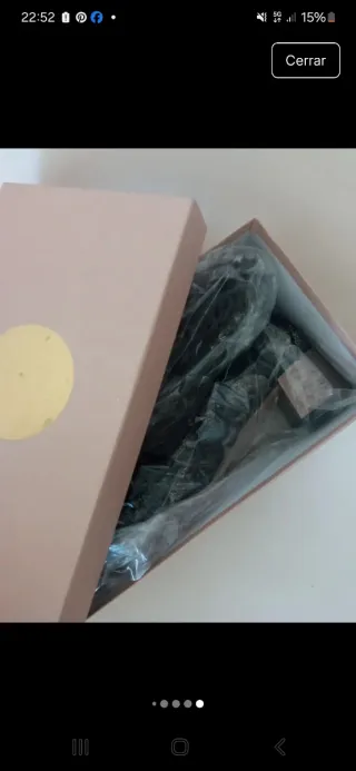 Zapato de fiesta ras negro, plata y dorado.