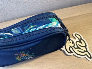 Estuche azul y multicolor con dibujo
