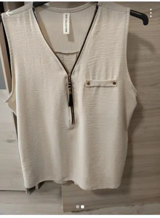 Blusa beige sin mangas con cremallera