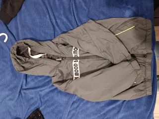 Chaqueta niño gris con capucha