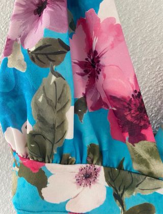 Vestido floral azul para evento