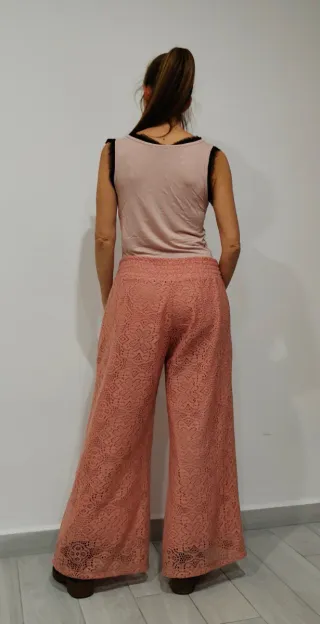 Pantalón de encaje rosa con cinturón y forro