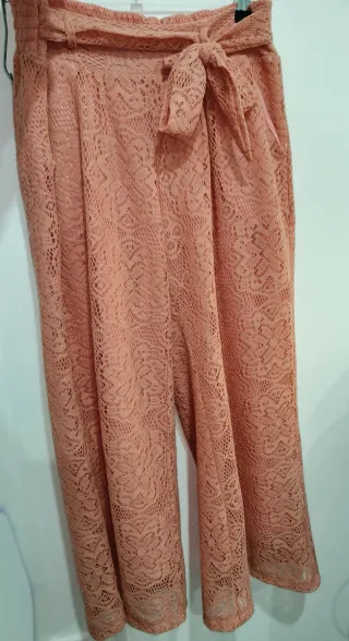 Pantalón de encaje rosa con cinturón y forro