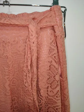 Pantalón de encaje rosa con cinturón y forro