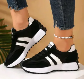 Zapatillas deportivas negras y blancas