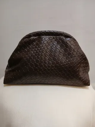 Bolso de mano clutch trenzado con cadena dorada
