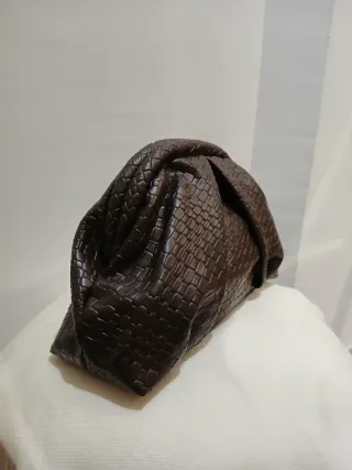 Bolso de mano clutch trenzado con cadena dorada