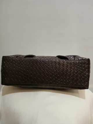 Bolso de mano clutch trenzado con cadena dorada