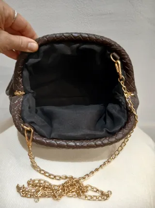 Bolso de mano clutch trenzado con cadena dorada