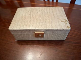 Antiguo joyero con cerradura dorada