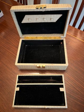 Antiguo joyero con cerradura dorada