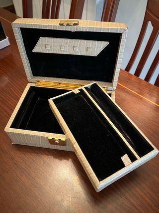 Antiguo joyero con cerradura dorada