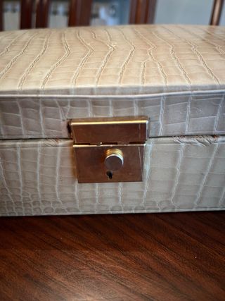 Antiguo joyero con cerradura dorada