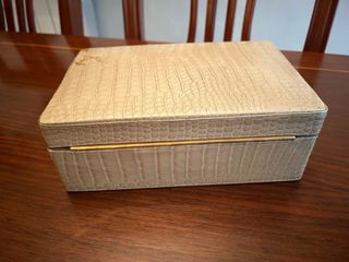 Antiguo joyero con cerradura dorada