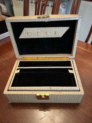 Antiguo joyero con cerradura dorada