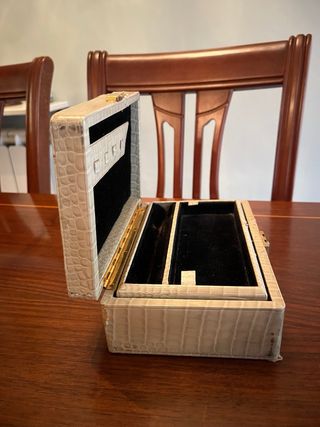 Antiguo joyero con cerradura dorada