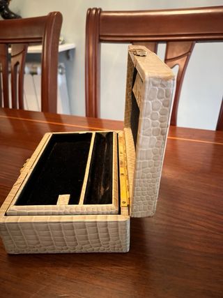 Antiguo joyero con cerradura dorada