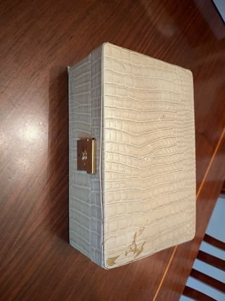 Antiguo joyero con cerradura dorada