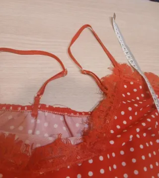 Camiseta tirantes lunares roja y blanca