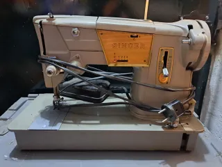 Máquina de coser Alfa eléctrica antigua