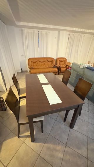 Mesa extensible y 4 sillas