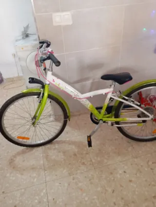 Bicicleta infantil Btwin blanca y verde