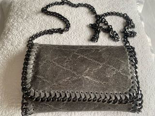 Bolso bandolera piel gris con cadena