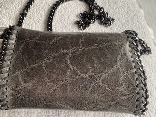 Bolso bandolera piel gris con cadena