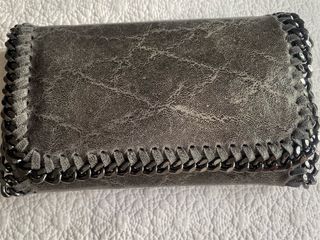 Bolso bandolera piel gris con cadena