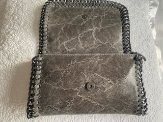 Bolso bandolera piel gris con cadena