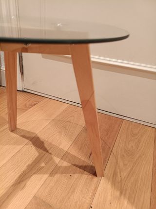 Mesita auxiliar cristal y roble