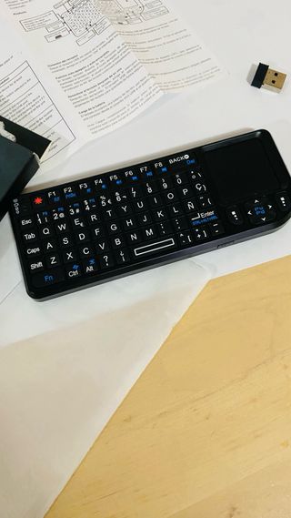 Mini Teclado Inalámbrico con Touchpad