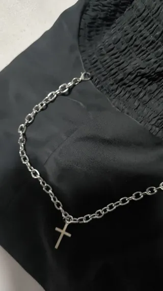 Cadena con cruz para falda o pantalón