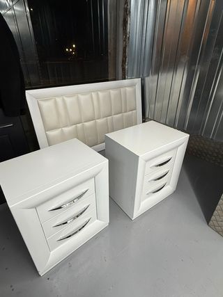 Cabezal y mesitas de noche beige